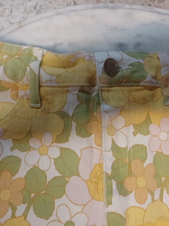 Mumu Junior Women's Denim Jean Shorts Waist SZ 27 Yellow & Green Flowers - Picture 2 of 4